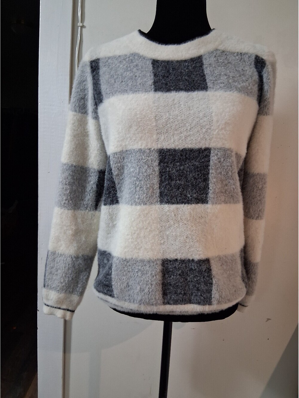 Evolution by cyrus Medium‎ Gray and White Checkered Sweater